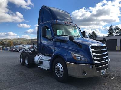 Freightliner Cascadia 126 Day Cab Truck - 450HP, 12 Speed Automatic