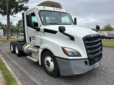 Freightliner Cascadia 126 Day Cab Truck - 435HP, 12 Speed Automatic