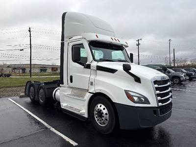 Freightliner Cascadia 126 Day Cab Truck - 455HP, 12 Speed Automatic
