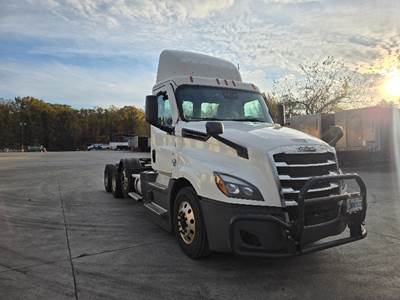 Freightliner Cascadia 126 Day Cab Truck - 475HP, 12 Speed Automatic