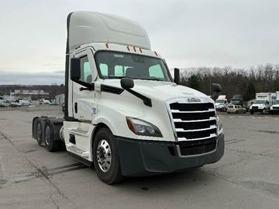 Freightliner Cascadia 126 Day Cab Truck - 435HP, 12 Speed Automatic