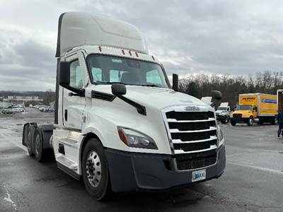Freightliner Cascadia 126 Day Cab Truck - 435HP, 12 Speed Automatic