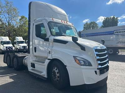 Freightliner Cascadia 126 Day Cab Truck - 435HP, 12 Speed Automatic