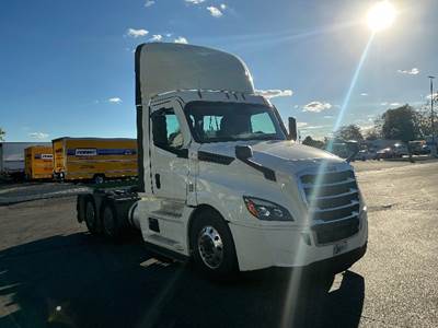 Freightliner Cascadia 126 Day Cab Truck - 435HP, 12 Speed Automatic