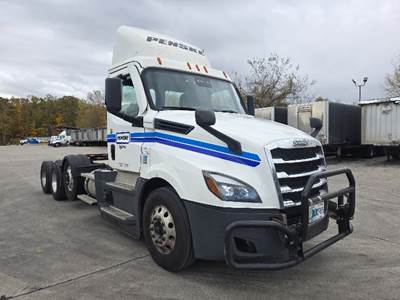 Freightliner Cascadia 126 Day Cab Truck - 475HP, 12 Speed Automatic