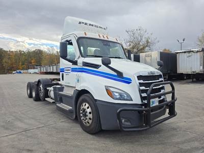Freightliner Cascadia 126 Day Cab Truck - 475HP, 12 Speed Automatic