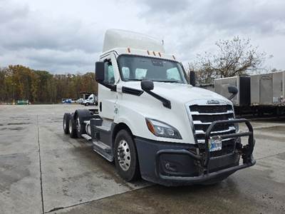 Freightliner Cascadia 126 Day Cab Truck - 475HP, 12 Speed Automatic