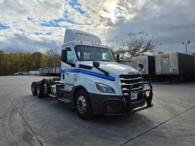 Freightliner Cascadia 126 Day Cab Truck - 475HP, 12 Speed Automatic