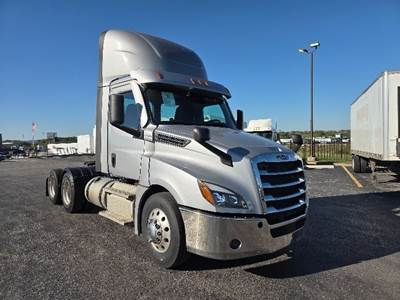 Freightliner Cascadia 126 Day Cab Truck - 450HP, 12 Speed Automatic