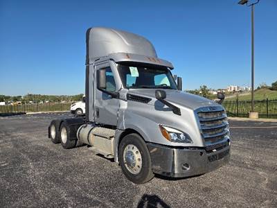 Freightliner Cascadia 126 Day Cab Truck - 450HP, 12 Speed Automatic