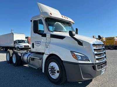 Freightliner Cascadia 126 Day Cab Truck - 435HP, 12 Speed Automatic