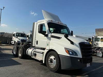 Freightliner Cascadia 126 Day Cab Truck - 435HP, 12 Speed Automatic
