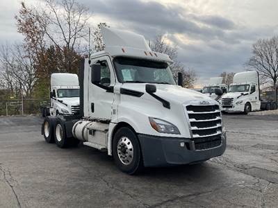 Freightliner Cascadia 126 Day Cab Truck - 435HP, 12 Speed Automatic