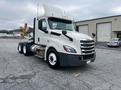 Freightliner Cascadia 126 Day Cab Truck - 435HP, 12 Speed Automatic
