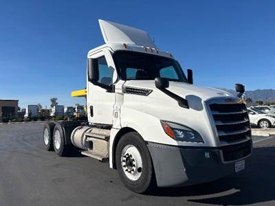 Freightliner Cascadia 126 Day Cab Truck - 435HP, 12 Speed Automatic