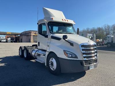 Freightliner Cascadia 126 Day Cab Truck - 435HP, 12 Speed Automatic