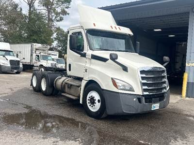 Freightliner Cascadia 126 Day Cab Truck - 435HP, 12 Speed Automatic