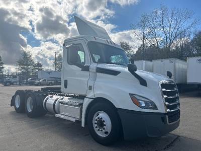 Freightliner Cascadia 126 Day Cab Truck - 435HP, 12 Speed Automatic