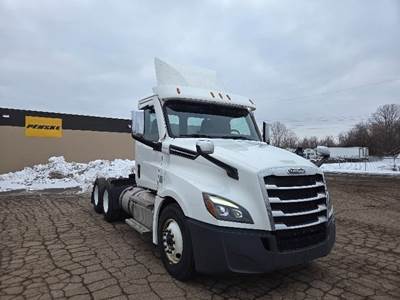 Freightliner Cascadia 126 Day Cab Truck - 435HP, 12 Speed Automatic