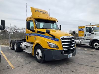 Freightliner Cascadia 126 Day Cab Truck - 435HP, 12 Speed Automatic