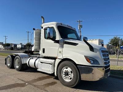 Freightliner Cascadia 126 Day Cab Truck - Cummins 500HP, 13 Speed Automatic