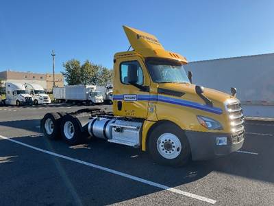 Freightliner Cascadia 126 Day Cab Truck - 435HP, 12 Speed Automatic