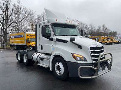 Freightliner Cascadia 126 Day Cab Truck - 435HP, 12 Speed Automatic