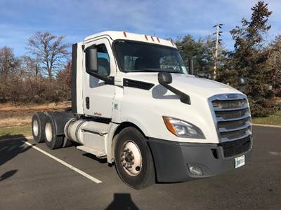 Freightliner Cascadia 126 Day Cab Truck - 435HP, 12 Speed Automatic