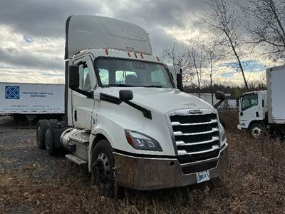 Freightliner Cascadia 126 Day Cab Truck - 455HP, 12 Speed Automatic