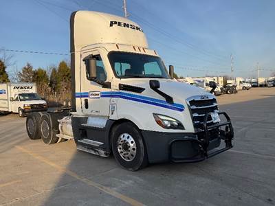 Freightliner Cascadia 126 Day Cab Truck - 475HP, 12 Speed Automatic