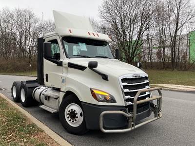Freightliner Cascadia 126 Day Cab Truck - 435HP, 12 Speed Automatic
