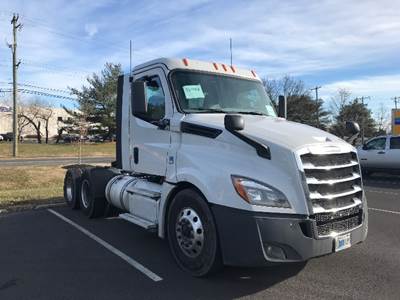 Freightliner Cascadia 126 Day Cab Truck - 435HP, 12 Speed Automatic
