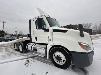 Freightliner Cascadia 126 Day Cab Truck - 435HP, 12 Speed Automatic