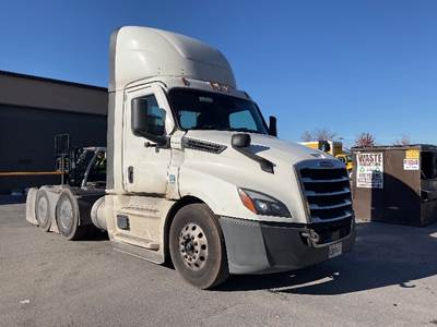 Freightliner Cascadia 126 Day Cab Truck - 450HP, 12 Speed Automatic