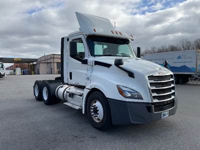 Freightliner Cascadia 126 Day Cab Truck - 435HP, 12 Speed Automatic