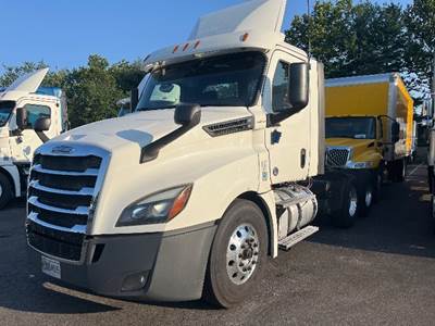 Freightliner Cascadia 126 Day Cab Truck - 435HP, 12 Speed Automatic