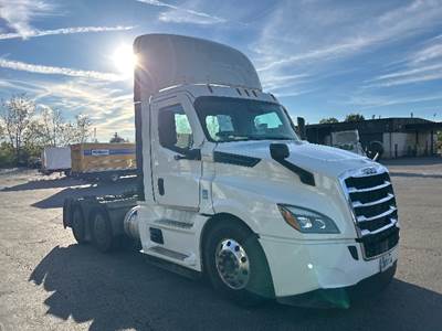 Freightliner Cascadia 126 Day Cab Truck - 435HP, 12 Speed Automatic