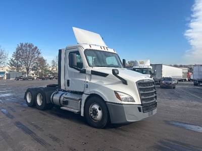 Freightliner Cascadia 126 Day Cab Truck - 435HP, 12 Speed Automatic