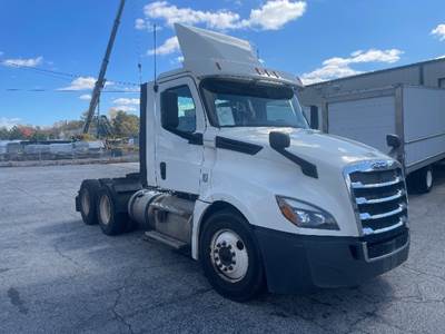 Freightliner Cascadia 126 Day Cab Truck - 435HP, 12 Speed Automatic