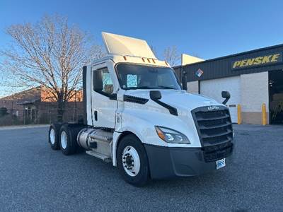 Freightliner Cascadia 126 Day Cab Truck - 435HP, 12 Speed Automatic