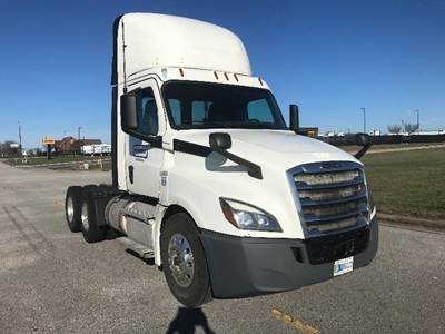 Freightliner Cascadia 126 Day Cab Truck - 475HP, 12 Speed Automatic