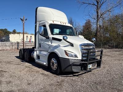 Freightliner Cascadia 126 Day Cab Truck - 410HP, 12 Speed Automatic