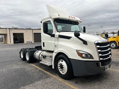 Freightliner Cascadia 126 Day Cab Truck - 435HP, 12 Speed Automatic