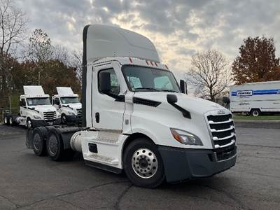 Freightliner Cascadia 126 Day Cab Truck - 435HP, 12 Speed Automatic