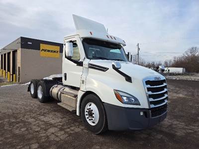 Freightliner Cascadia 126 Day Cab Truck - 435HP, 12 Speed Automatic