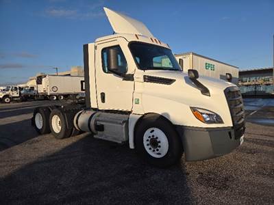 Freightliner Cascadia 126 Day Cab Truck - 435HP, 12 Speed Automatic