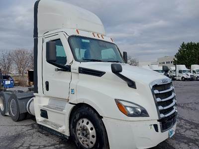 Freightliner Cascadia 126 Day Cab Truck - 435HP, 12 Speed Automatic