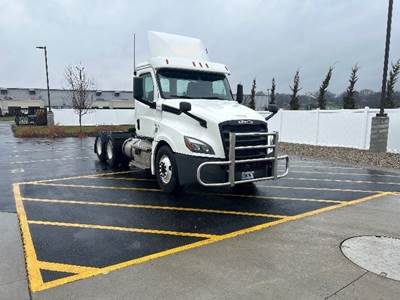 Freightliner Cascadia 126 Day Cab Truck - Cummins 400HP, 13 Speed Automatic