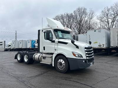 Freightliner Cascadia 126 Day Cab Truck - 435HP, 12 Speed Automatic