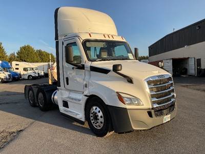 Freightliner Cascadia 126 Day Cab Truck - 435HP, 12 Speed Automatic